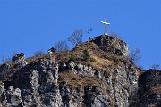 07 La croce del Monte Corno-Crus di Coregn vista da Santa Croce